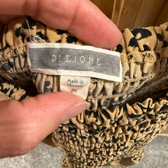 Pleione Anthropologie Classy Tan and Black Leopard Print Smocked Top Size M - Picture 4 of 11